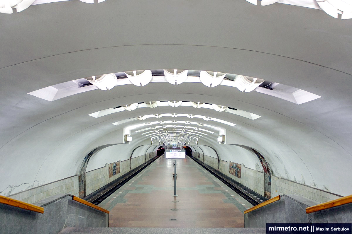 Станция метро «Защитников Украины»