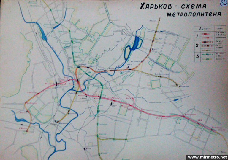 Більш детальна схема, накладена на карту міста. Тут підписано назви станцій, вказано черговість та розрахунковий час введення в експлуатацію різних пускових ділянок. З архіву архітектора В.В. Смоленського.