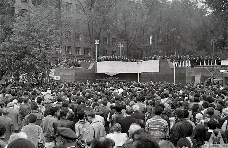 История Харьковского метрополитена. Торжественный митинг на площади Свободы по случаю открытия Алексеевской линии.