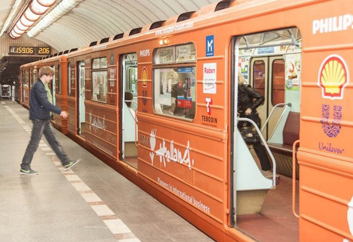 История Харьковского метрополитена. Поезд, раскрашенный к Евро-2012.