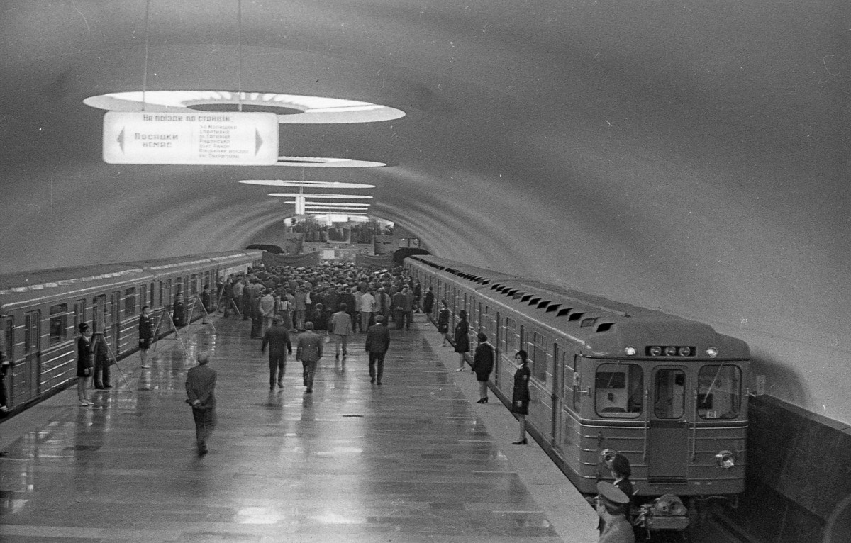 Станция метро «Турбоатом» (Московский проспект), митинг по случаю открытия