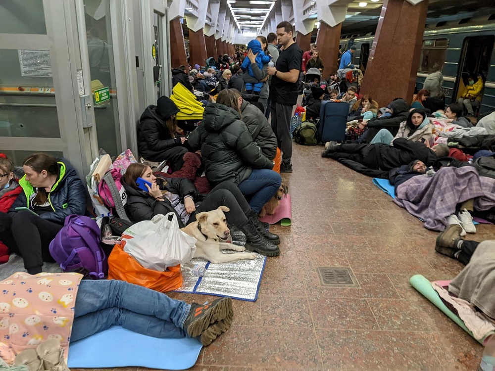 История Харьковского метрополитена. Люди прячутся на станции метро от российских обстрелов во время войны.