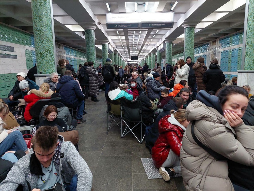 История Харьковского метрополитена. Люди прячутся на станции метро от российских обстрелов во время войны.