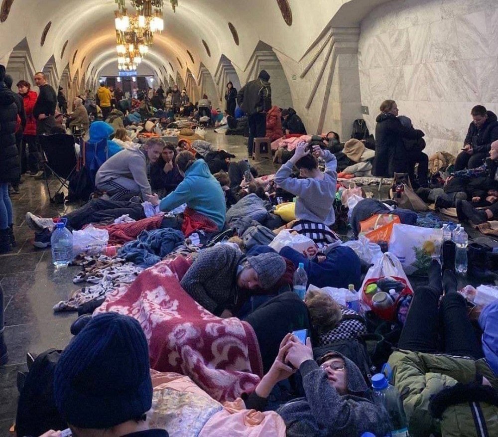 История Харьковского метрополитена. Люди прячутся на станции метро от российских обстрелов во время войны.