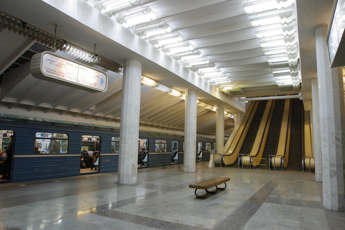 Станция метро «Метростроителей», Харьков