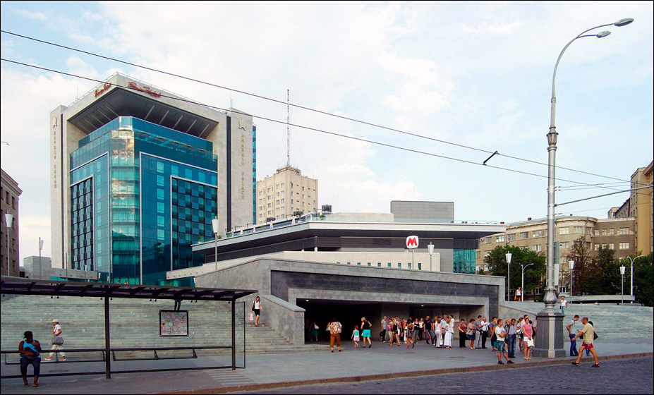Станция метро «Госпром», вход