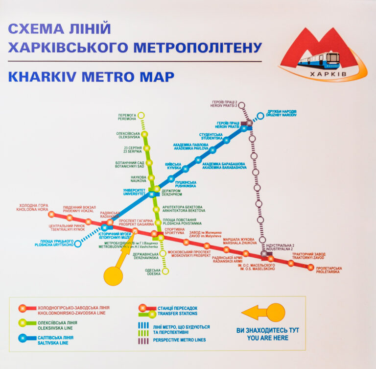 Офіційна схема, що висить у вестибюлях станцій. На кожній з них є коло зі стрілкою, що вказує на станцію, де ви знаходитесь.